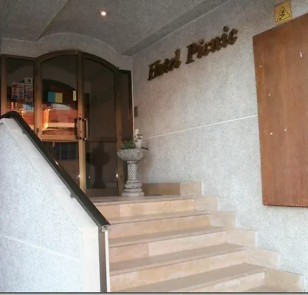 Picnic Hotel *